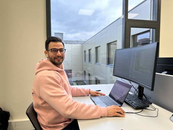 Mohammad Karami achter zijn laptop.