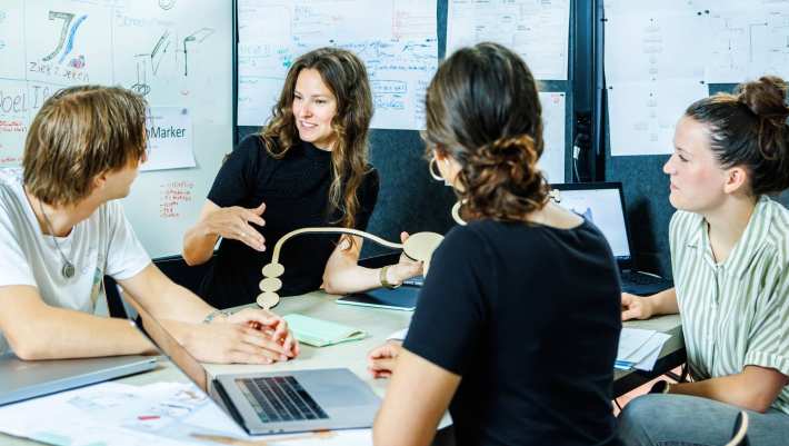 Studenten Industrieel Product Ontwerpen IPO werken samen aan een design project: Pepijn, Iris en Laila met docent Sylke