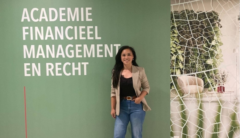 Kiki Gerritsen in het gebouw van de HAN bij de afdeling financieel management.