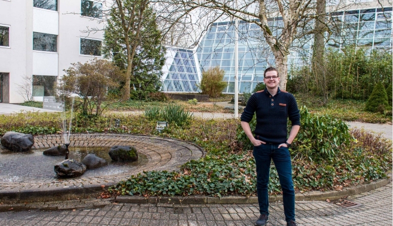 Andries Mastenbroek voor het ABT-gebouw in Velp