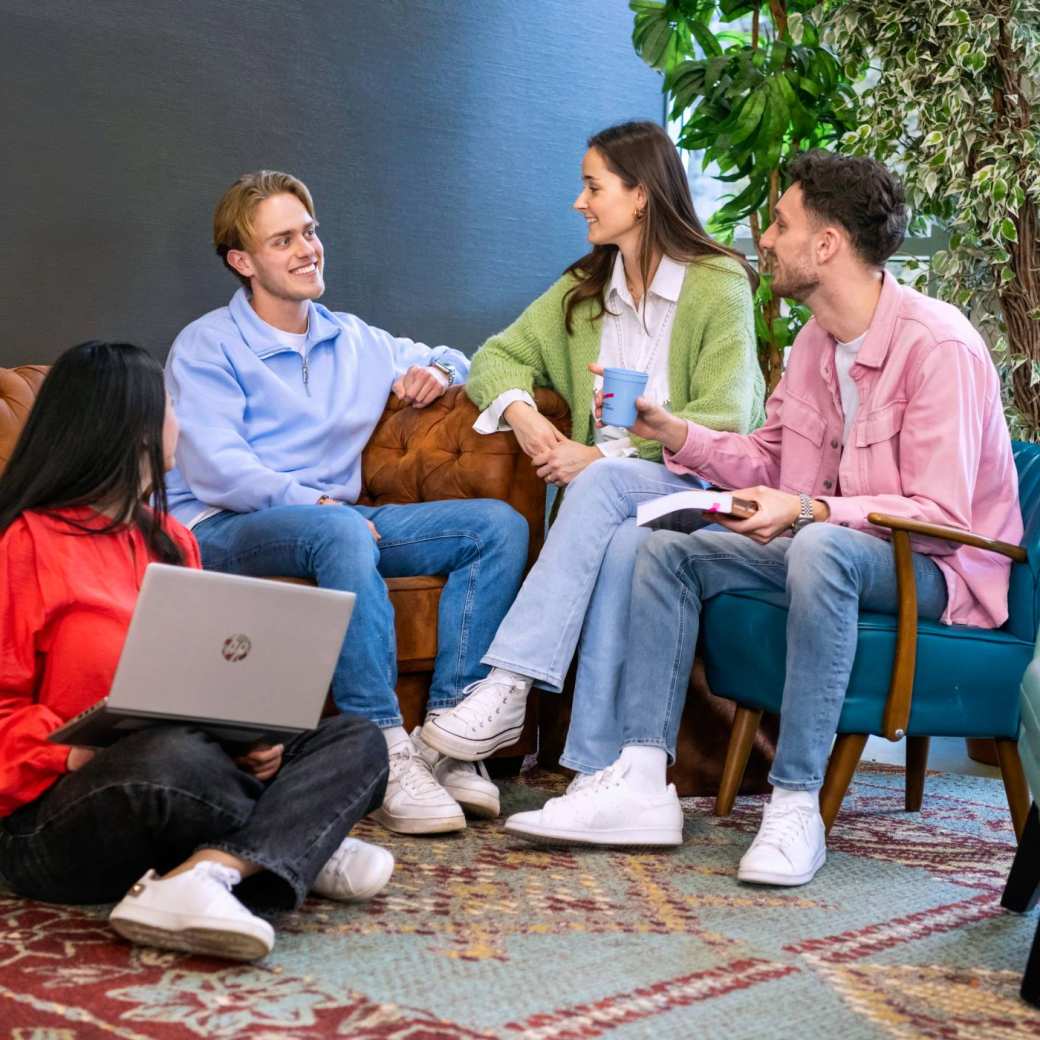 Studenten leraar economie kletsen samen