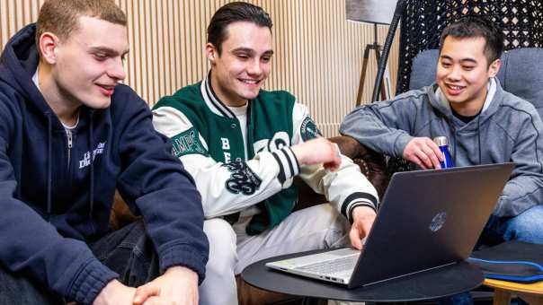 Drie studenten Logistics Management aan het werk achter de laptop