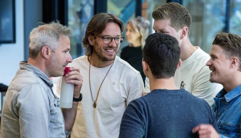 studenten in gesprek in klas op papendal