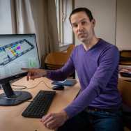Technische Bedrijfskunde spel De Fietsfabriek Digital Shadow met Pieter Ravensbergen bij beeldscherm voor uitleg