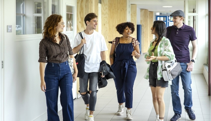 groep studenten looipt door de gang