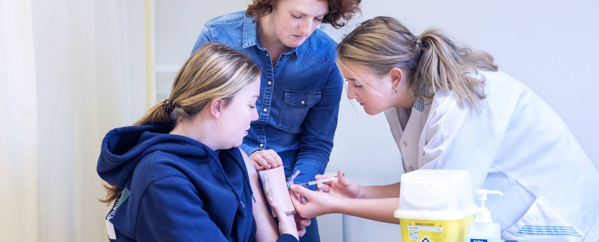 GGZ-verpleegkundige geeft injectie aan cliënt