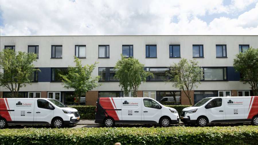 Foto van drie bestelbusjes in een woonwijk