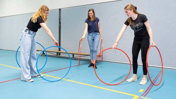 Studenten PMT bezig met opdracht met hoepels