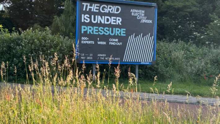 Bord in de stad tijdens AEW mei 2026 - The grid is under pressure