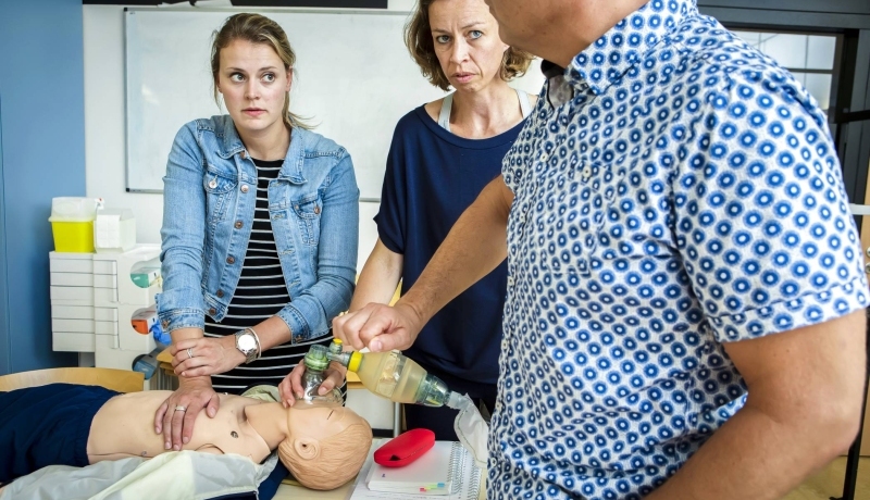 master physician assistant studenten luisteren in de praktijk