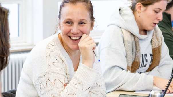 AMM LLO met studente Telma in gesprek in medestudenten
