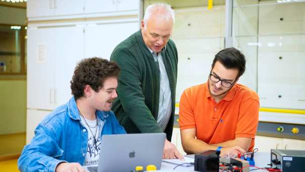 Leraar met studenten in Natuurkunde lokaal