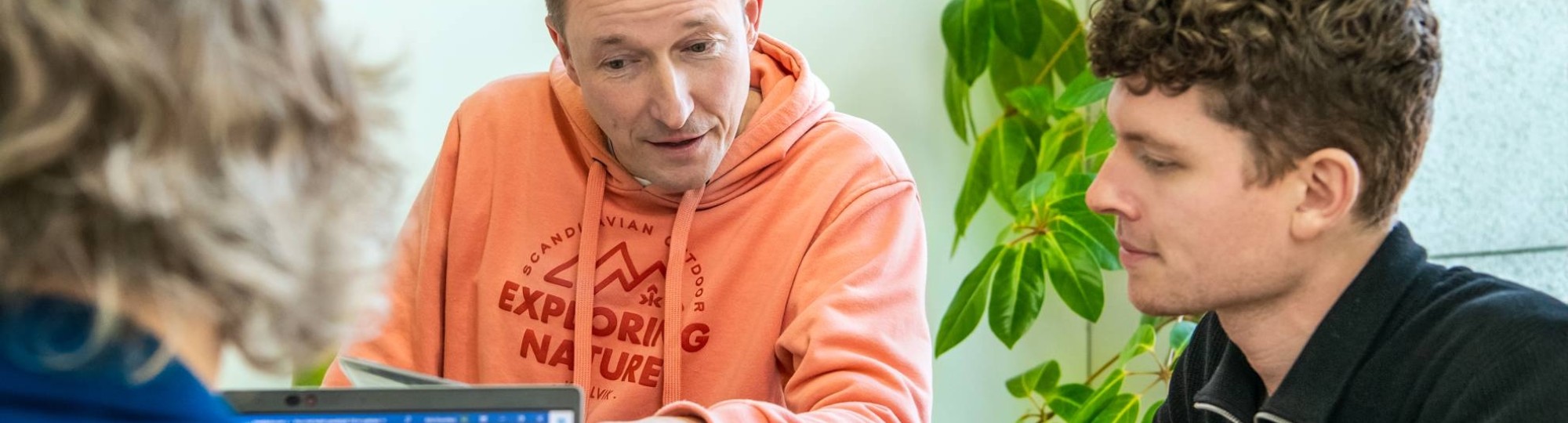 3 masterstudenten zitten bij elkaar en kijken bij één op de laptop