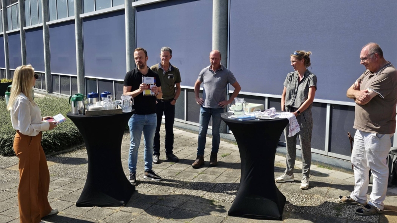 Feestelijke presentatie van het wiskundeboek bedoeld voor internationale studenten Werktuigbouwkunde en Automotive