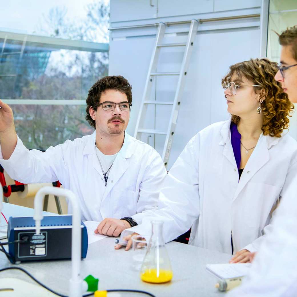 Studenten Leraar Scheikunde doen een proef
