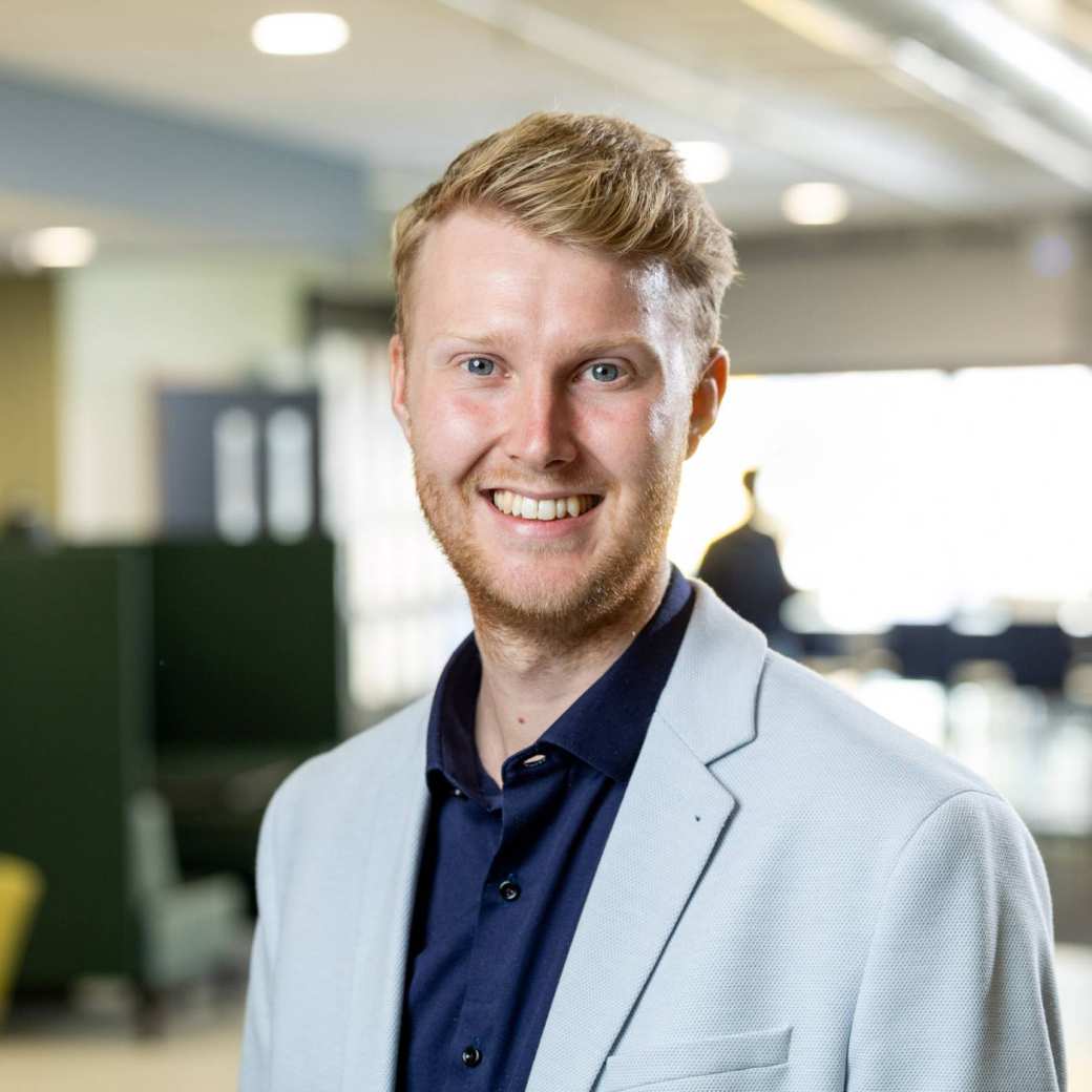 Baardje, donkerblauwe blouse met daarover een lichtblauw jasje