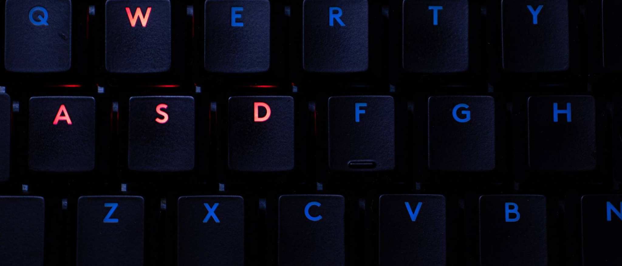 Toetsenbord met opgelichte letters WASD