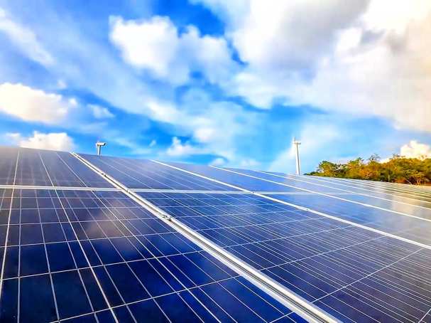 zonnepanelen met blauwe lucht
