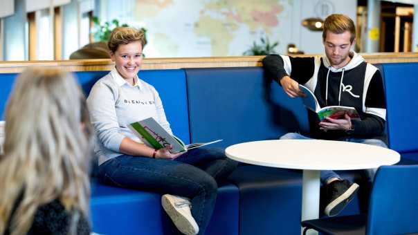 Studenten zitten breed op de bank