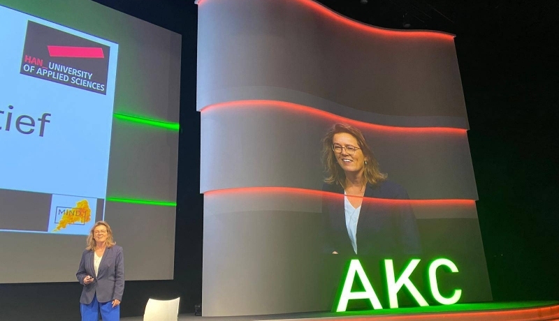 Senior onderzoeker Bouwine Carlier geeft een presentatie op het congres van arbeidsdeskundigen
