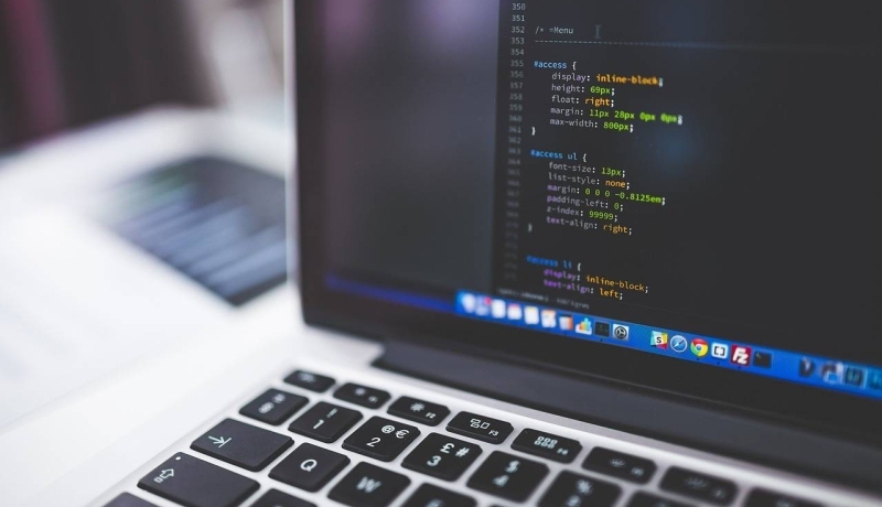 Toetsenbord en beeldscherm met code