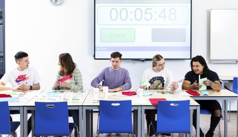 International Business-studenten volgen een les over financiën, marketing, supply chain management en organisatieverandering op de campus in Arnhem