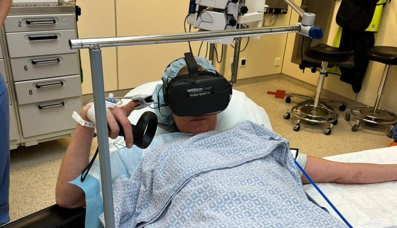 Een patient in een ziekenhuis op weg naar de operatiekamer met een VR-bril op