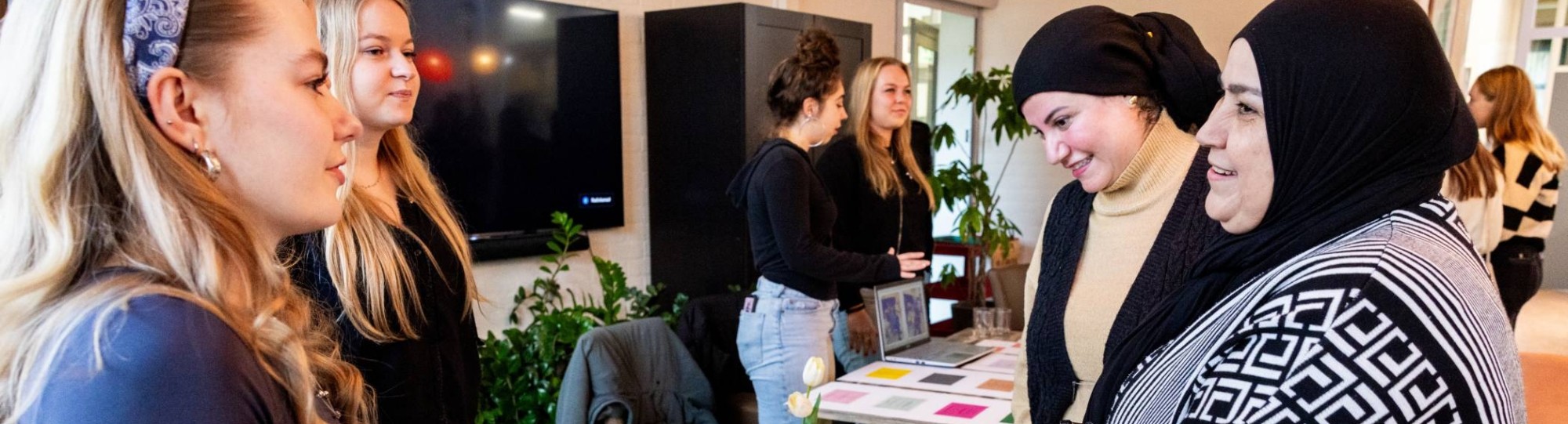 Labs en Werkplaats wijk Lindenholt-studenten-professionals en burgers aan het werk