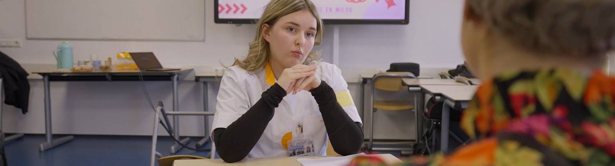 studenten spelen spel beslistafel