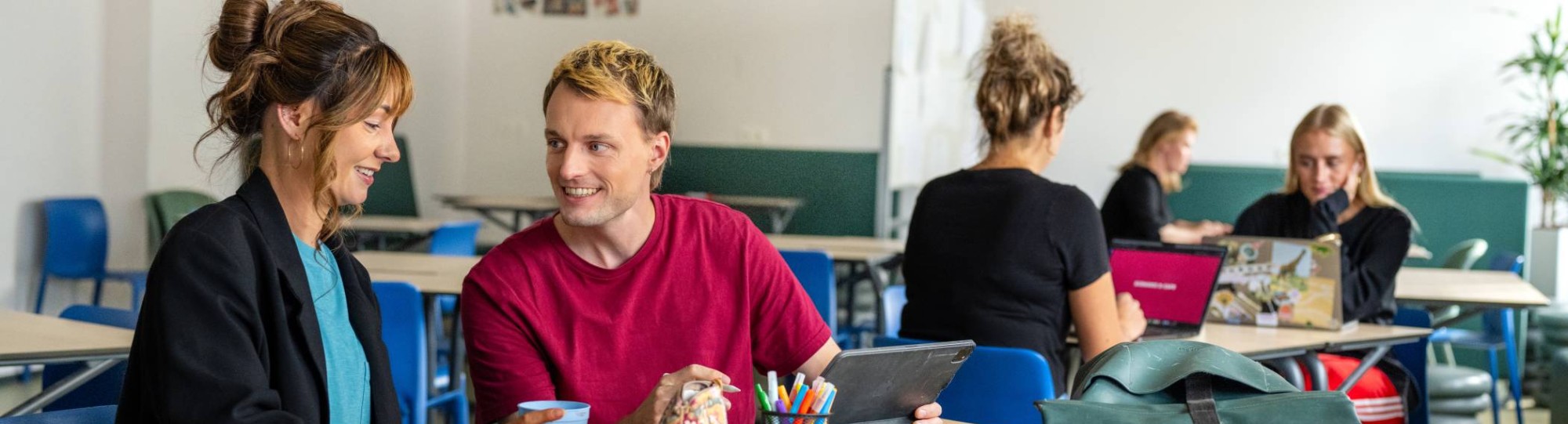 5 masterstudenten werken in een lokaal bij de HAN.