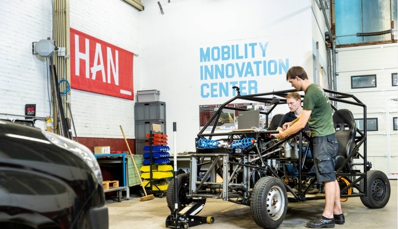 Master Engineering Systems - Automotive Systems, overzicht werkplaats IPKW, twee studenten bij More Vehicle