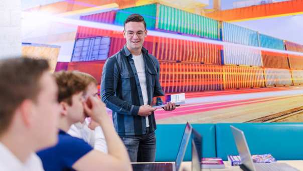 Student Logistics Management in gesprek met andere studenten