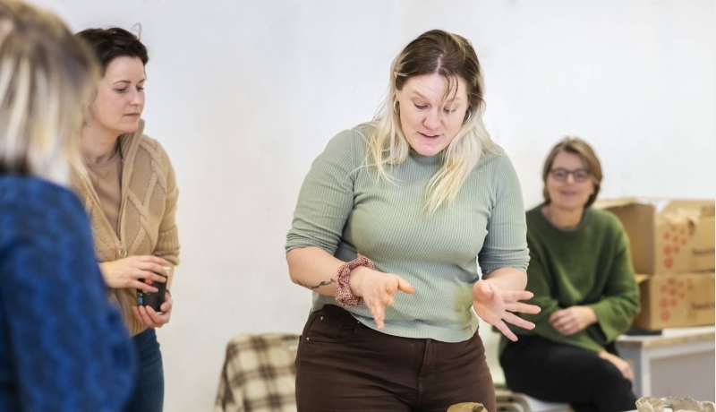Studenten boetseren - Master beeldende therapie
