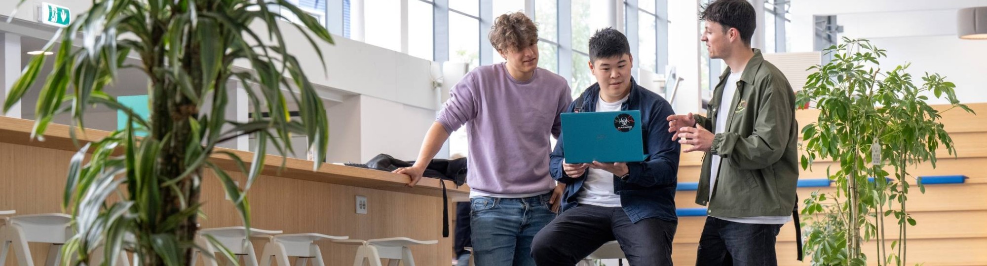 studenten praten over bindend studieadvies