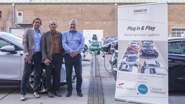 Foto stuurgroep Plug in & Play op het Industriepark Kleefse Waard in Arnhem. Met Jeroen Herremans, Tinus Hammink en Onoph Caron.