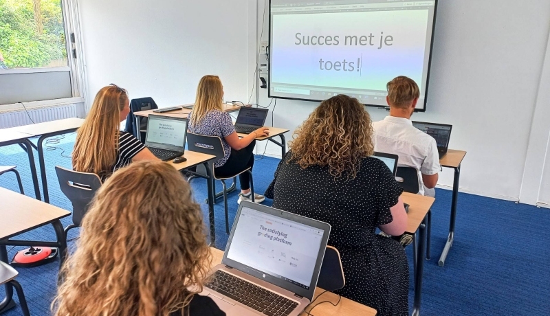 Studenten maken digitale toets met nieuwe toetsapplicatie