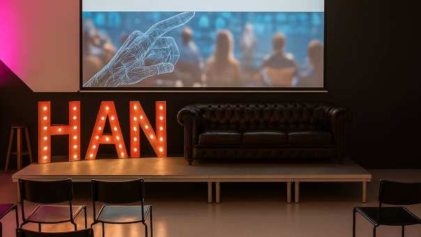 Met AI bewerkte foto van het podium van de AI-Hub Live! van 5 februari 2026