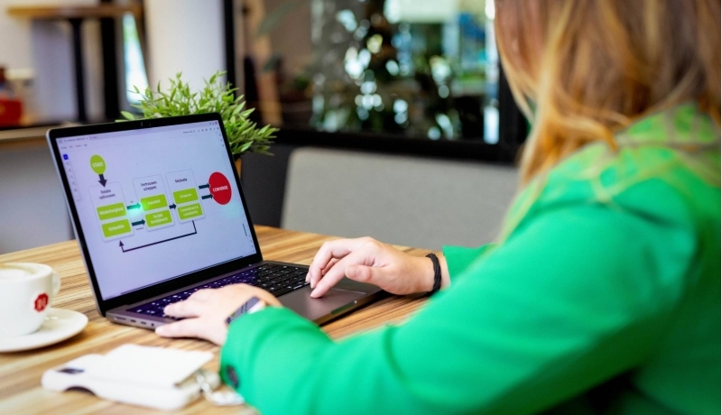 Deelnemer aan de cursus SEO achter een laptop aan het werk aan een SEO analyse op de HAN campus Arnhem.