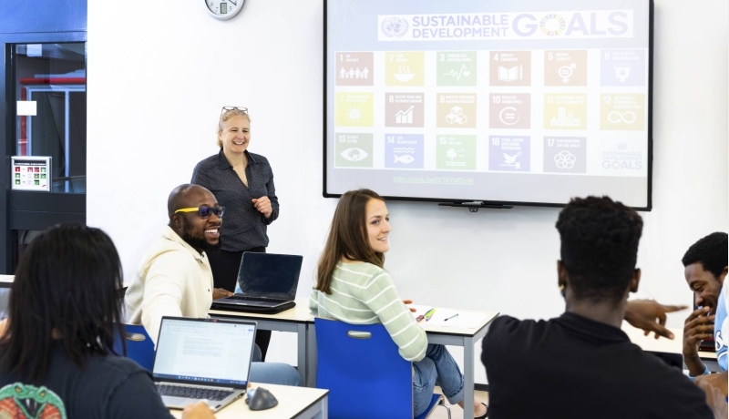 Docent bespreekt sustainable development goals met een klas vol studenten van de master Circular Economy