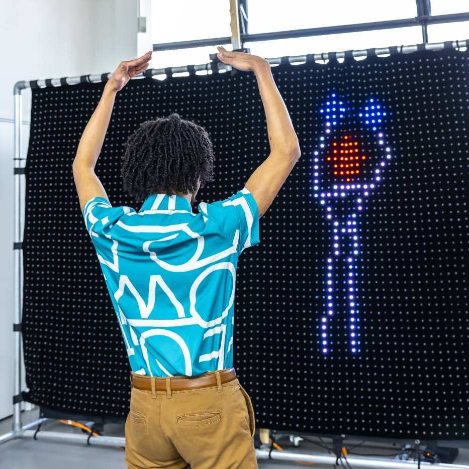 Student Kaylen CMD bezig voor het led scherm.