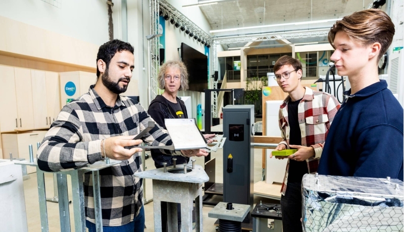 Studenten (met docent) van de tweejarige hbo-opleiding Technische Bedrijfskunde ‘Future (y)our Energy