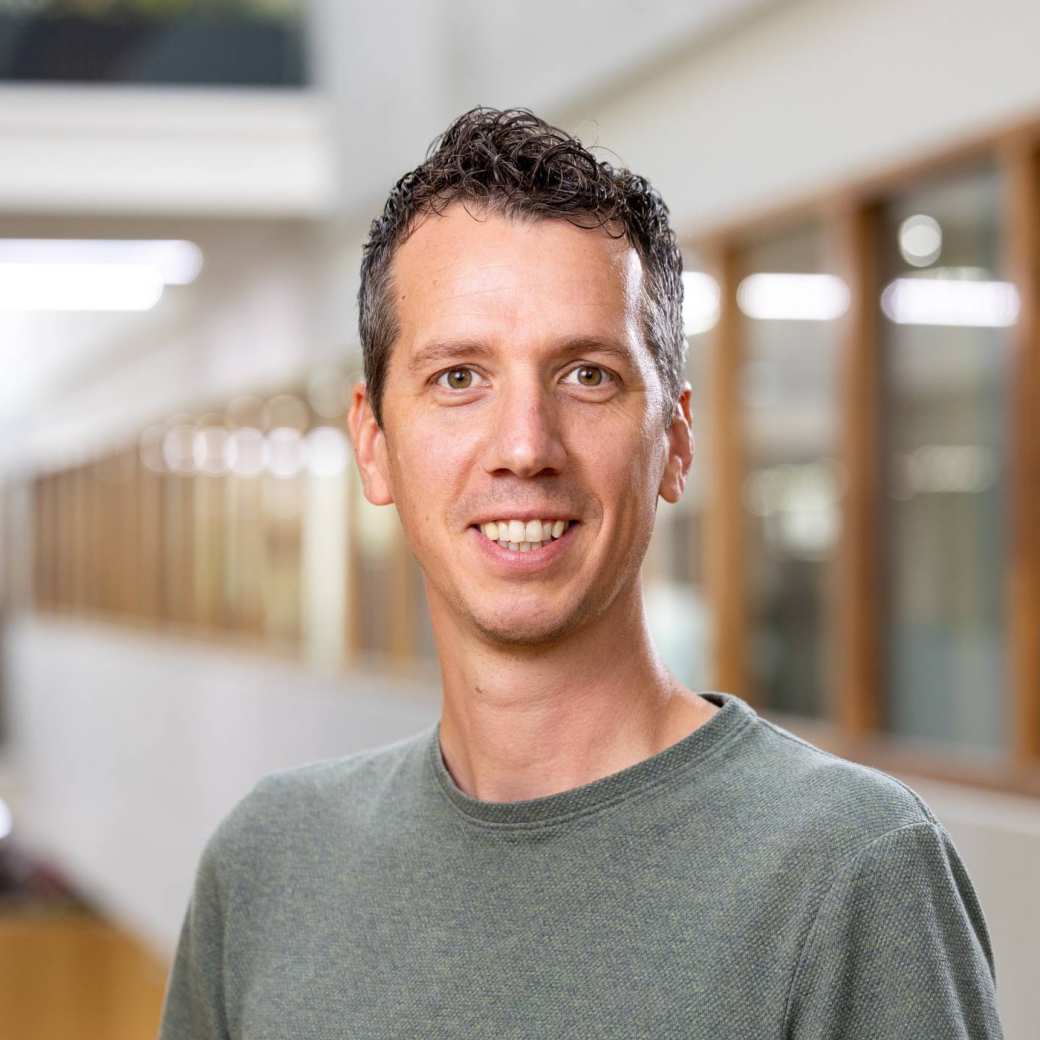 Portret Tom van de Belt groene trui fotoshoot sept 24