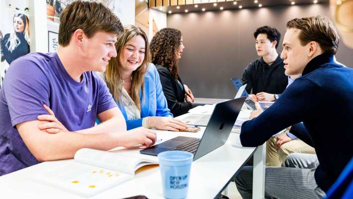 Studenten van academie organisatie en ontwikkeling aan het werk op de HAN