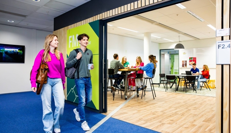 Studenten hbo Facility Management lopen voor de studio op de HAN in Nijmegen