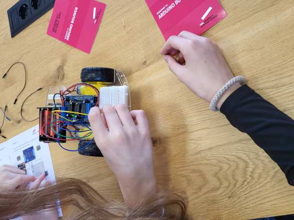 Meiden werken aan Arduino auto tijdens Girls' Day.