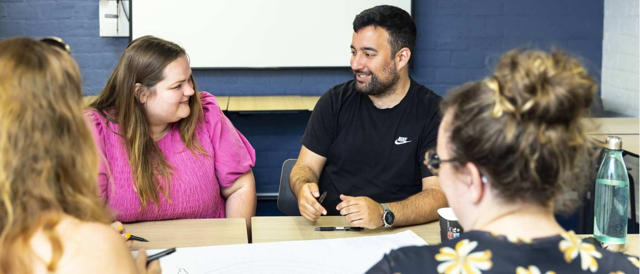 Studenten van de Master Social Work kijken elkaar aan tijdens een brainstormsessie.