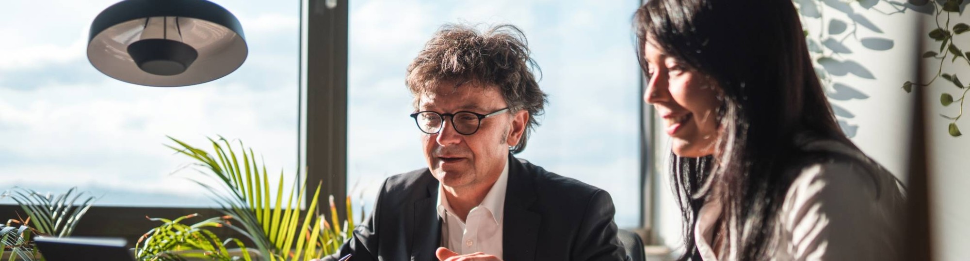 Financieel adviseur geeft integraal advies aan cliënt op een kantoor