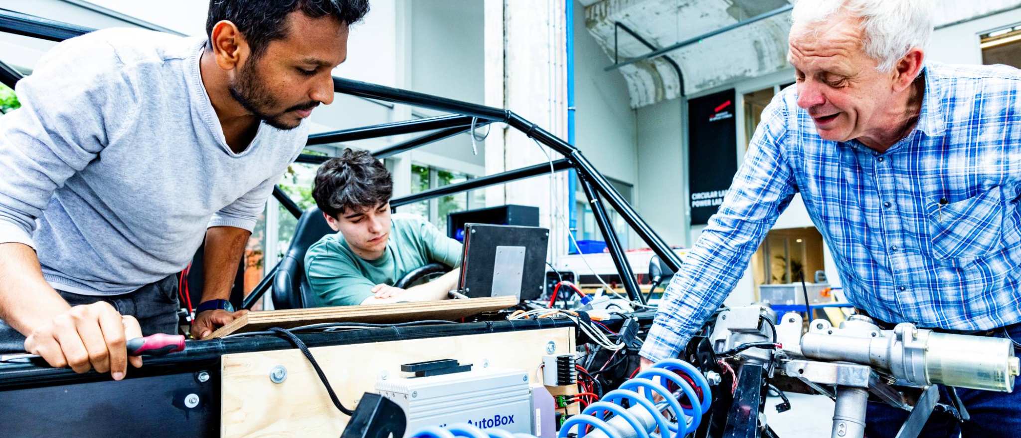 De docent Master Engineering Systems Automotive Systems geeft uitleg over de MORE Vehicle.
