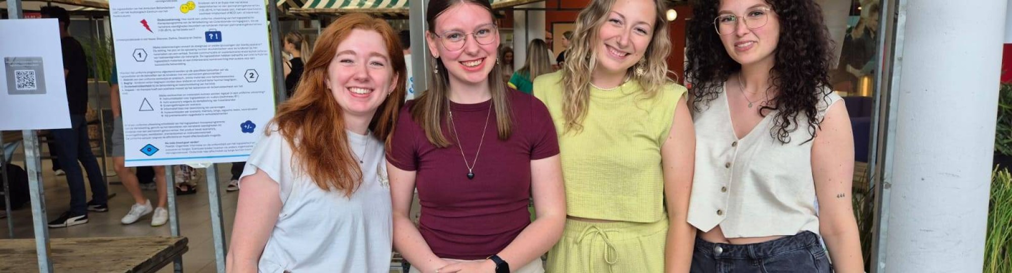 Studenten PZW met hun project Vertelvaardigheden bij gehoorverlies tijdens een postermarkt