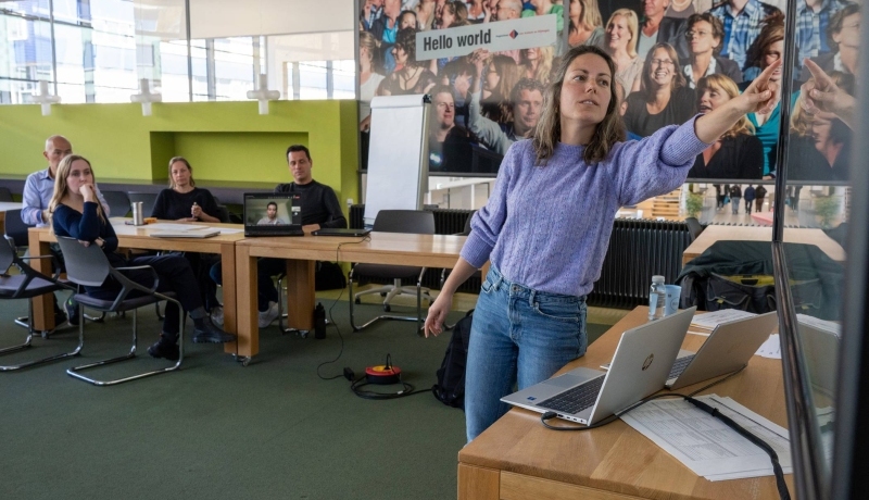 Foto's tijdens een teammeeting van OOI2